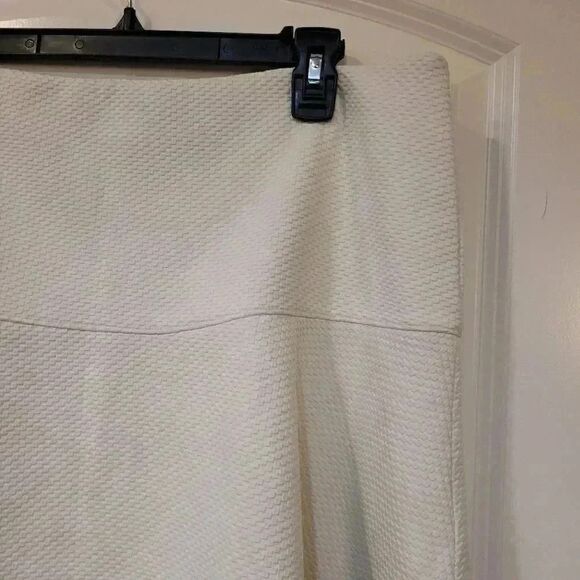 BANANA REPUBLIC WOMEN'S WINTER WHITE POLY/SPANDEX WAFFLE KNIT A-LINE SKIRT EUC - Picture 5 of 10